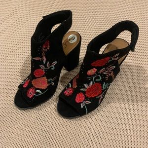 Block heels with floral embroidery